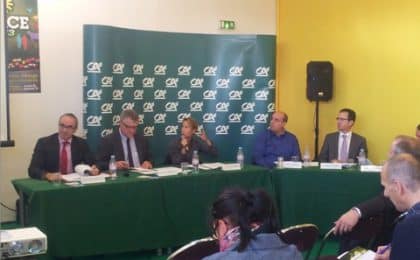 DE G à D : Jean-Yves Carillet, Secrétaire Général de Crédit Agricole en Bretagne, Jean-Paul Kerrien, Président de Crédit Agricole en Bretagne, Gaëlle Regnard, Directrice de l’Agriculture de Crédit Agricole S.A, Johan Jaques, Directeur de Météo Services et Expert Météo pleinchamp.com et Jérôme Guiard, Directeur des Marchés et des Offres du Crédit Agricole des Côtes d’Armor. DE G à D : Jean-Yves Carillet, Secrétaire Général de Crédit Agricole en Bretagne, Jean-Paul Kerrien, Président de Crédit Agricole en Bretagne, Gaëlle Regnard, Directrice de l'Agriculture de Crédit Agricole S.A, Johan Jaques, Directeur de Météo Services et Expert Météo pleinchamp.com et Jérôme Guiard, Directeur des Marchés et des Offres du Crédit Agricole des Côtes d’Armor.