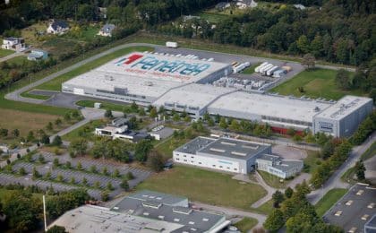 FenêtréA est devenue en 2 décennies une entreprise industrielle regroupant 330 salariés sur un seul site, à Beignon dans le Morbihan. FenêtréA est devenue en 2 décennies une entreprise industrielle regroupant 330 salariés sur un seul site, à Beignon dans le Morbihan.