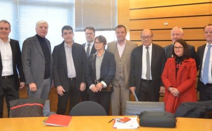 Une partie des membres du Directoire de Bretagne Développement Innovation entoure le Président de la Région Jean-Yves Le Drian
