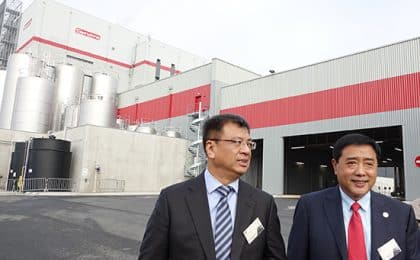 Zhang Liang (à droite) au côté du représentant de l’ambassade de Chine en France