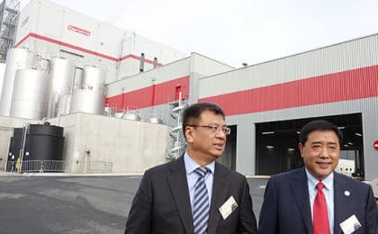 Synutra Zhang Liang (à droite) au côté du représentant de l’ambassade de Chine en France
