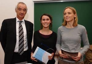 Patrick Caré (président de l'Union des entreprises - Medef Bretagne), Lucie Hirvoas et Virginie Cantineau lors de la remise du prix Talents croisés 2009