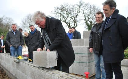 François Cuillandre, maire de Brest et Alban Boyé, directeur général de Trécobat, lors de la pose de la première pierre du chantier Comepos, le 26 janvier