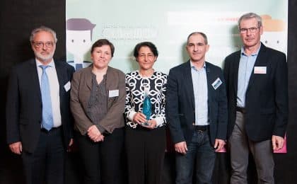 Cosette Jarnouen et Chadi Badra (3ème et 4ème en partant de la gauche) co-dirigeants d'N2C, vainqueur de Crisalide Eco-activités se sont vue remettre leur prix par le Président de Créativ Jean-Luc Blot (à droite)
