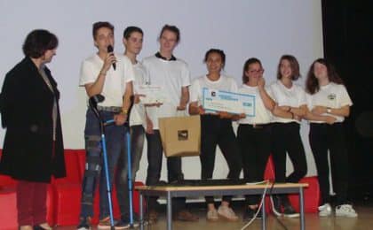 Après une intense délibération, le premier prix (400 €) a ainsi été remis, par Isabelle Pellerin, Vice-présidente de la Région aux lycées et présidente du jury, aux 8 élèves de 2nde du lycée Saint-Magloire de Dol-de Bretagne Après une intense délibération, le premier prix (400 €) a ainsi été remis, par Isabelle Pellerin, Vice-présidente de la Région aux lycées et présidente du jury, aux 8 élèves de 2nde du lycée Saint-Magloire de Dol-de Bretagne