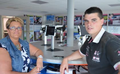 Valérie Letondeur fondatrice de Camping-Equipement à Saint-Domineuc et son fils Anthony Jeanne, animateur du site.