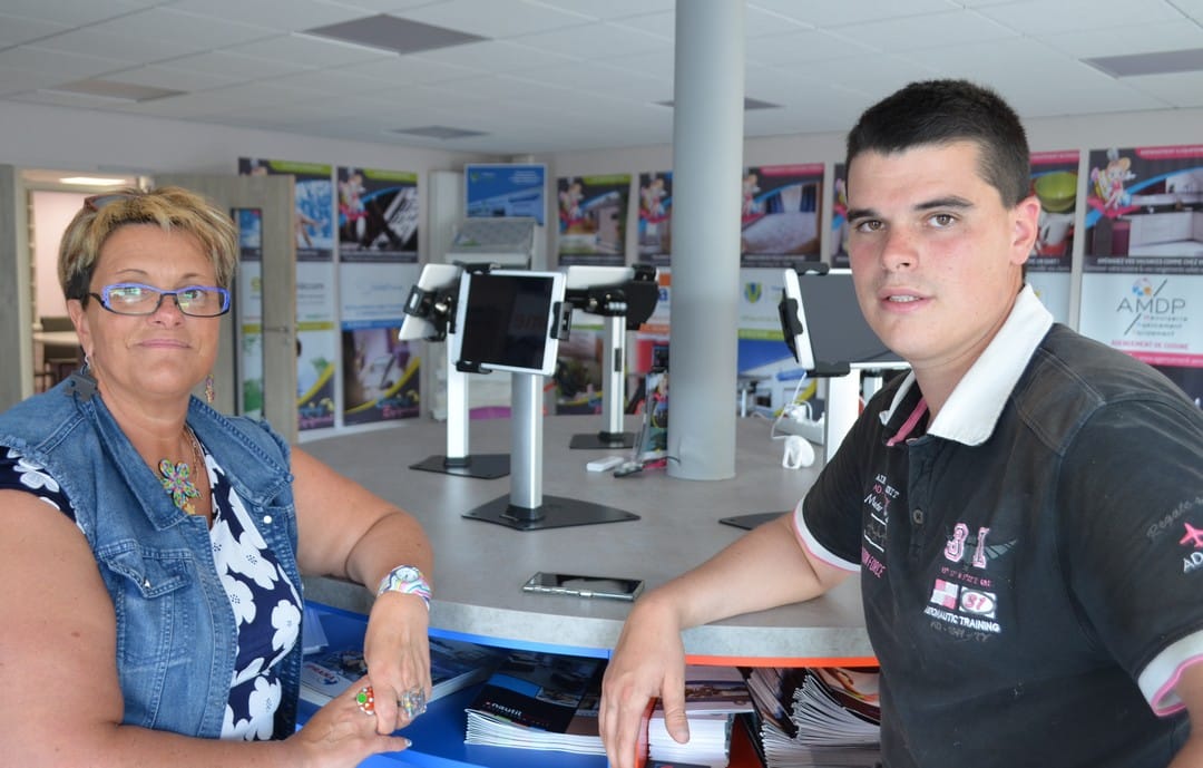 Valérie Letondeur fondatrice de Camping-Equipement à Saint-Domineuc et son fils Anthony Jeanne, animateur du site.