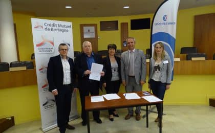En proposant un parcours d’accompagnement conjoint, Thierry Troesh (2ème en partant de la gauche), Président de la CCI 22, et Patrice Dubreuil (4ème en partant de la gauche), Directeur départemental adjoint du Crédit Mutuel de Bretagne pour les Côtes-d’Armor, s’engagent à favoriser la création–reprise d’entreprise dans le département. En proposant un parcours d’accompagnement conjoint, Thierry Troesh (2ème en partant de la gauche), Président de la CCI 22, et Patrice Dubreuil (4ème en partant de la gauche), Directeur départemental adjoint du Crédit Mutuel de Bretagne pour les Côtes-d’Armor, s’engagent à favoriser la création–reprise d’entreprise dans le département.