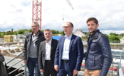 Visite du chantier Grand Quartier : Nicolas Duforeau, directeur du centre commercial (3 ème en partant de la gauche) et Aymeric Granier responsable du chantier  chez Nox Ingénierie