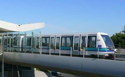 la ligne A du métro de Rennes, totalement automatisée et sans conducteur, a été lancée en 2002. Avec 8,5 km de voie et 15 stations desservies, elle est exploitée par Kéolis qui assure en moyenne 130 000 voyages quotidiens la ligne A du métro de Rennes, totalement automatisée et sans conducteur, a été lancée en 2002. Avec 8,5 km de voie et 15 stations desservies, elle est exploitée par Kéolis qui assure en moyenne 130 000 voyages quotidiens
