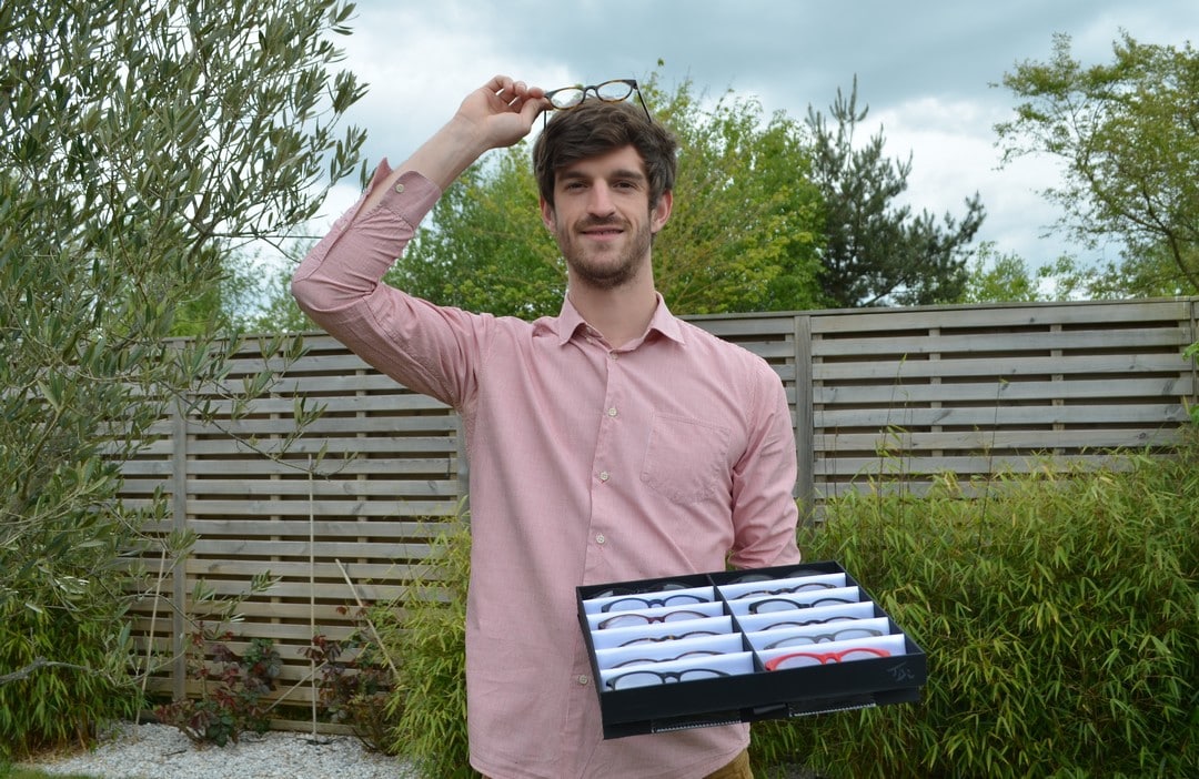 Armé d’un BTS opticien lunetier et d’une expérience de deux ans chez des professionnels indépendants, le rennais Grégoire Troënès a lancé, en avril 2016, « Opticien chez Vous ». Son leitmotiv : être au plus proche des gens.