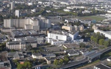 Aujourd’hui, le CHU  de Rennes est implanté sur 5 sites hospitaliers : (Pontchaillou, hôpital Sud, Hôtel Dieu, la Tauvrais et le  centre  de soins dentaires Pasteur) répartis sur l’agglomération rennaise