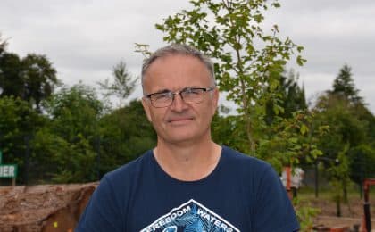 Son métier de technicien forestier, Alain Hervé l’a appris sur le tard, à 42 ans. En  2008, diplôme en poche, il crée à Lamballe sa société Alain  Hervé Travaux forestiers
