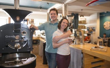 Julien et Nolwenn Blaudeau viennent d’ouvrir Le Café qui fume à Auray, un coffee shop – épicerie fine qui séduit les curiosités.