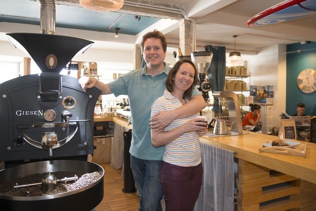 Julien et Nolwenn Blaudeau viennent d’ouvrir Le Café qui fume à Auray, un coffee shop – épicerie fine qui séduit les curiosités.