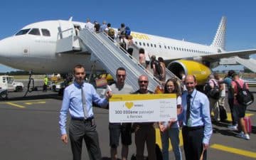 Présente à l’Aéroport de Rennes depuis l’été 2013, Vueling franchit le cap du 300 000ème passager transporté et propose aux habitants de la capitale bretonne de s’envoler cet été vers Barcelone, Palma de Majorque, Rome et Londres Gatwick. Présente à l’Aéroport de Rennes depuis l’été 2013, Vueling franchit le cap du 300 000ème passager transporté et propose aux habitants de la capitale bretonne de s’envoler cet été vers Barcelone, Palma de Majorque, Rome et Londres Gatwick.