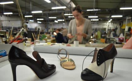 Redonner vie à la chaussure de luxe à Fougères : c’est le pari un peu fou d’un trio de jeunes entrepreneurs emmené par Jerry Sanghami-Ouensana. Après avoir racheté la marque Morel et Gaté