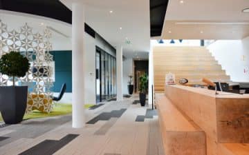 Au sein du nouveau siège social, les espaces de travail, de réunion, de détente s’enchaînent avec rythme au gré des services et de leurs impératifs. Au sein du nouveau siège social, les espaces de travail, de réunion, de détente s’enchaînent avec rythme au gré des services et de leurs impératifs.