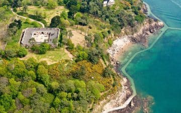 Créées en 1988, les Verreries  de Bréhat situées sur l’île éponyme au large de Paimpol sont devenues l’un des fleurons français de l’artisanat d’art à travers le monde.