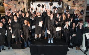 Vendredi 24 novembre 201 au Carré Rosengart à Saint-Brieuc, 100 étudiants ont reçu  leurs diplômes à l’américaine avec toges et lancer de mortiers  animée par DJ Victoric Leroy