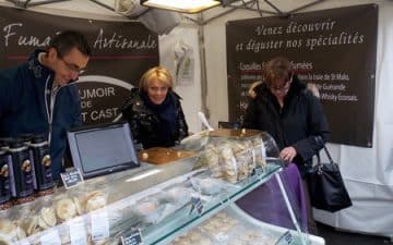 Wilfried Quinveros, patron du Fumoir de Saint-Cast expose depuis 4 ans à la Fête de la coquille Saint-Jacques.