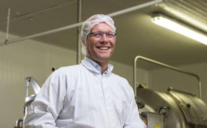Eric de Sonis dirige la beurrerie  du Vieux-Bourg à Plœuc-sur-Lié depuis 2015,