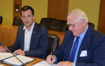 Jean-François Garrec (à droite), président de la CCIR, en compagnie de Martin Meyrier, vice président du conseil régional lors de la signature de la convention.