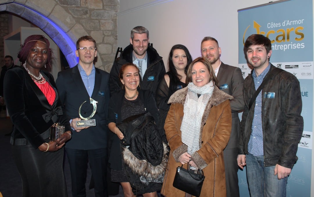 Nathalie Barat (à droite) fondatrice d'Obsam et son équipe,  lauréat de l'Oscar de l'Innovation 2018 à Dinan, le 16 mars