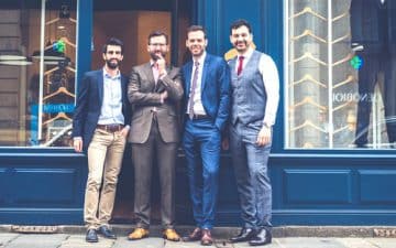 Maxime QUILLIVIC, Yoann MOISAN, Fabien LÉCUÉ et Damien OUELHA devant le store-atelier de Rennes