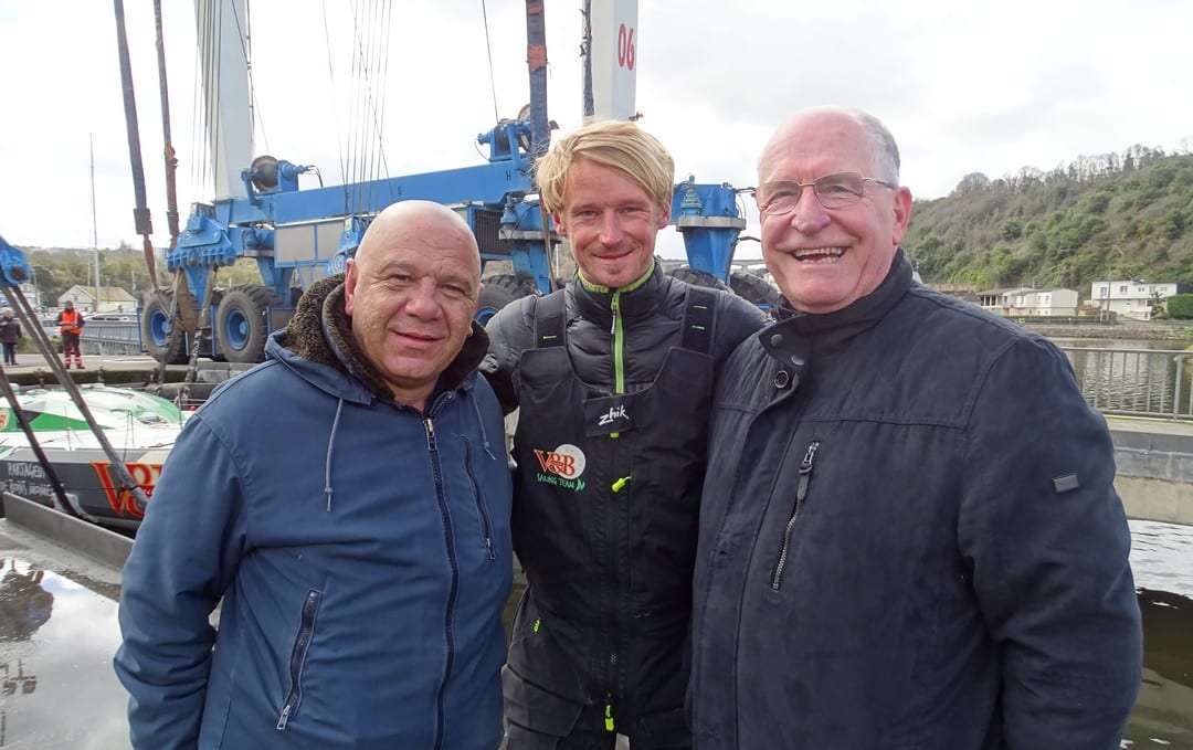 Le skipper Maxime Sorel entouré de Laurent Kerniven (à gauche) et Michel Lerat