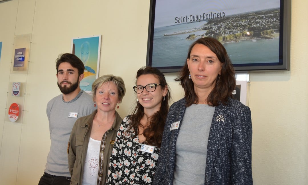 Cécilia Le Goff (à droite sur la photo), directrice de l’office de tourisme de Saint-Quay-Portrieux pilote une équipe de 8 personnes en haute saison