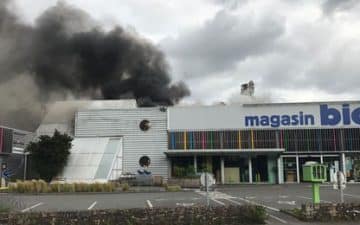 Samedi 17 juin, un incendie a ravagé les 1 000 mètres carré du site de Scarabée Biocoop à Cesson-Sévigné près de Rennes Samedi 17 juin, un incendie a ravagé les 1 000 mètres carré du site de Scarabée Biocoop à Cesson-Sévigné près de Rennes