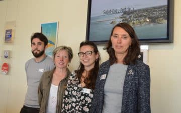 Cécilia Le Goff (à droite sur la photo), directrice de l’office de tourisme de Saint-Quay-Portrieux pilote une équipe de 8 personnes en haute saison