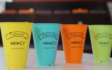 C’est en observant, chaque jour, l’amas de gobelets en plastique aux abords des distributeurs de boissons de leur campus que quatre étudiants de Rennes School of Business (Ecole Supérieure de Commerce de Rennes) et de l’INSA Rennes ont eu l’idée de créer la startup Newcy, pour « New Cycle ». C’est en observant, chaque jour, l’amas de gobelets en plastique aux abords des distributeurs de boissons de leur campus que quatre étudiants de Rennes School of Business (Ecole Supérieure de Commerce de Rennes) et de l’INSA Rennes ont eu l’idée de créer la startup Newcy, pour "New Cycle".