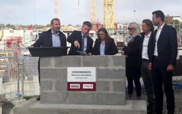 kermarrec_6 La pose de la première pierre de ce projet a eu lieu mercredi 24 octobre en présence d’Eric Boscherie, Directeur Régional Adjoint de Vinci Immobilier, Julien Veyron, Président du cabinet d’architectes Arcau, Grégoire Le Blond, Maire de Chantepie et bien sûr la représentante de Kermarrec Promotion