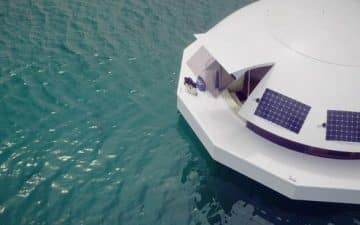 Conçu pour être nomade et insubmersible, mais aussi autosuffisante , la capsule flottante Anthénéa peut-être positionné ou non à son port d’attache. Conçu pour être nomade et insubmersible, mais aussi autosuffisante , la capsule flottante Anthénéa peut-être positionné ou non à son port d’attache.
