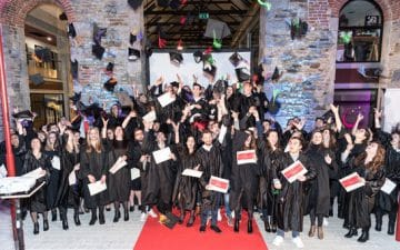 Vendredi 30 novembre, pour la sixième année consécutive, une remise de diplôme « à l'américaine » était organisée par la Chambre de commerce et d'industrie des Côtes-d'Armor afin de récompenser une centaine d'étudiants.