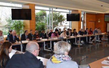 La conférence sociale réunissait ce jour au côté des partenaires habituels (syndicats de salariés, employeurs et monde agricole), des associations représentantes des maires, des représentants des départements, du mouvement associatif, du Ceser et des chambres consulaires. Parmi ces dernières étaient présents Jean-François Garrec, Président de la CCI Bretagne , Marcel Denieul , Président de la Chambre d’agriculture d’Ille-et-Vilaine et Ludovic Lorre, Vice-président de la CMA des Côtes d’Armor. La conférence sociale réunissait ce jour au côté des partenaires habituels (syndicats de salariés, employeurs et monde agricole), des associations représentantes des maires, des représentants des départements, du mouvement associatif, du Ceser et des chambres consulaires. Parmi ces dernières étaient présents Jean-François Garrec, Président de la CCI Bretagne , Marcel Denieul , Président de la Chambre d’agriculture d’Ille-et-Vilaine et Ludovic Lorre, Vice-président de la CMA des Côtes d’Armor.