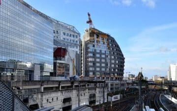 les entreprises intéressées par les surfaces de bureaux d’EuroRennes, au sein du quartier de la nouvelle gare sont souvent des sociétés implantées à l’extérieur de la périphérie rennaise qui veulent se doter d’espaces d’accueil proches de la ligne LGV, pour leurs clients et les collaborateurs en recrutement. les entreprises intéressées par les surfaces de bureaux d’EuroRennes, au sein du quartier de la nouvelle gare sont souvent des sociétés implantées à l’extérieur de la périphérie rennaise qui veulent se doter d’espaces d’accueil proches de la ligne LGV, pour leurs clients et les collaborateurs en recrutement.