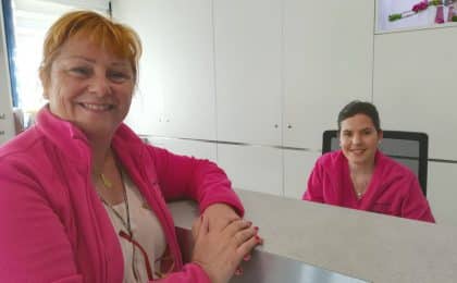 Dirigeante du camping « Au Bocage du Lac » à Jugon-les-Lacs, Éliane Rivière multiplie les initiatives pour convaincre des salariés saisonniers de rejoindre son équipe de 32 collaborateurs.