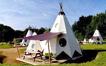 Nous avons surtout engagé le chantier des trois tipis luxe, le terrassement, puis le montage. Ce sont des prototypes de 40 m² au sol (20 m² habitables), comportant 2 chambres dont une à l’étage et une salle de bain.»