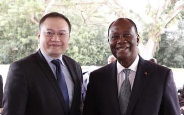 Daï Shen, directeur général de Brest Business School & senior vice-président de WCE, et Alassane Ouattara, président de la Côte d'Ivoire. BBS/CCIMBO/