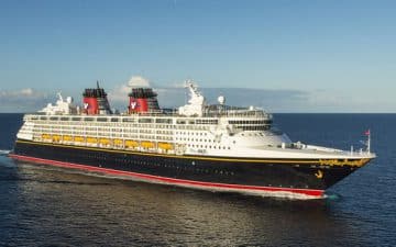 Le Disney Magic mesure  294 m de long, accueille près de 2 800 passagers à bord (dont entre 400 et 500 enfants) et 947 membres d’équipage.