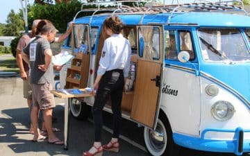 Dans les campings, ou sur certaines manifestations, les conseillers en séjour de l’office de tourisme communautaire garent désormais le combi, ouvrent le côté latéral et disposent la table et le parasol.