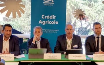 Stéphane BOUGANIM, chef de file marché agriculture Crédit Agricole en Bretagne / Franck BERTRAND, secrétaire général Crédit Agricole en Bretagne / Olivier DESPORTES, Président Crédit Agricole en Bretagne / Jean-Christophe ROUBIN, directeur agriculture Crédit Agricole SA. Stéphane BOUGANIM, chef de file marché agriculture Crédit Agricole en Bretagne / Franck BERTRAND, secrétaire général Crédit Agricole en Bretagne / Olivier DESPORTES, Président Crédit Agricole en Bretagne / Jean-Christophe ROUBIN, directeur agriculture Crédit Agricole SA.