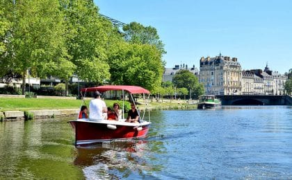François Templé a lancé, le 7 juin 2019 à Rennes, son activité de balades en bateau électrique sans permis, dans le cadre d’une convention de 5 mois avec la Région Bretagne et Rennes Métropole.