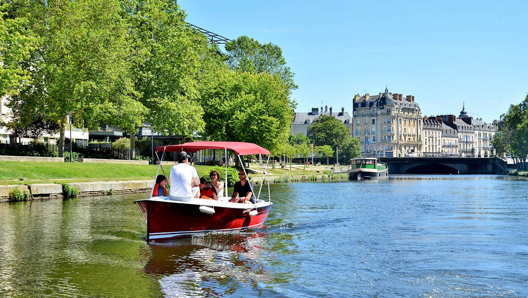 François Templé a lancé, le 7 juin 2019 à Rennes, son activité de balades en bateau électrique sans permis, dans le cadre d’une convention de 5 mois avec la Région Bretagne et Rennes Métropole.