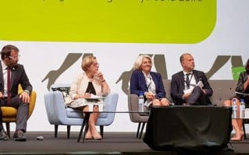 Loig Chesnais Girard , Président de la région Bretagne et Michelle Kirry , Préfète de la région Bretagne ont signé avec leurs partenaires le 3ème Plan d’action régional pour la création d’entreprises par les femmes en Bretagne Loig Chesnais Girard , Président de la région Bretagne et Michelle Kirry , Préfète de la région Bretagne ont signé avec leurs partenaires le 3ème Plan d'action régional pour la création d'entreprises par les femmes en Bretagne