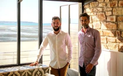 Tugdual Rolland et Fabrice Blard, les repreneurs de l’Hôtel de la plage à Saint-Michel-en-Grèves dans les Côtes d’Armor.