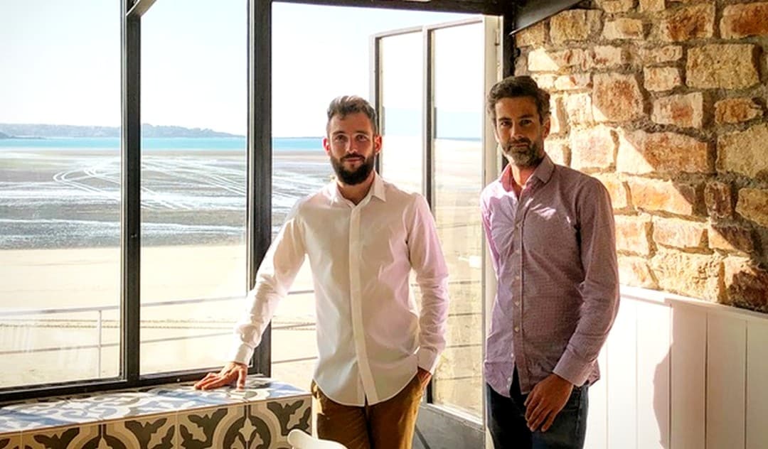 Tugdual Rolland et Fabrice Blard, les repreneurs de l’Hôtel de la plage à Saint-Michel-en-Grèves dans les Côtes d’Armor.
